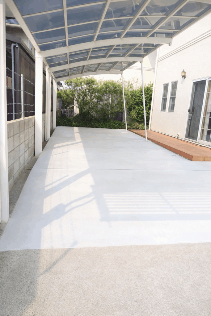 既存の土間コンクリートの上に新たにコンクリートを打設し、ポーチとの段差を解消して縦列駐車と駐車台数の増設を可能にした外構リフォーム