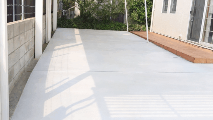 既存の土間コンクリートの上に新たにコンクリートを打設し、ポーチとの段差を解消して縦列駐車と駐車台数の増設を可能にした外構リフォーム