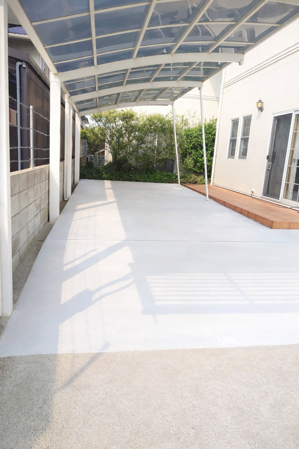 既存の土間コンクリートの上に新たにコンクリートを打設し、ポーチとの段差を解消して縦列駐車と駐車台数の増設を可能にした外構リフォーム