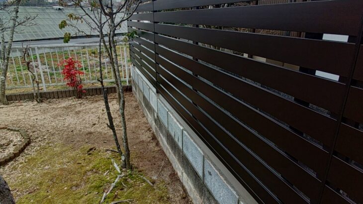岡山市で隣家からの視線をカットするため目隠しフェンスを設置した外構