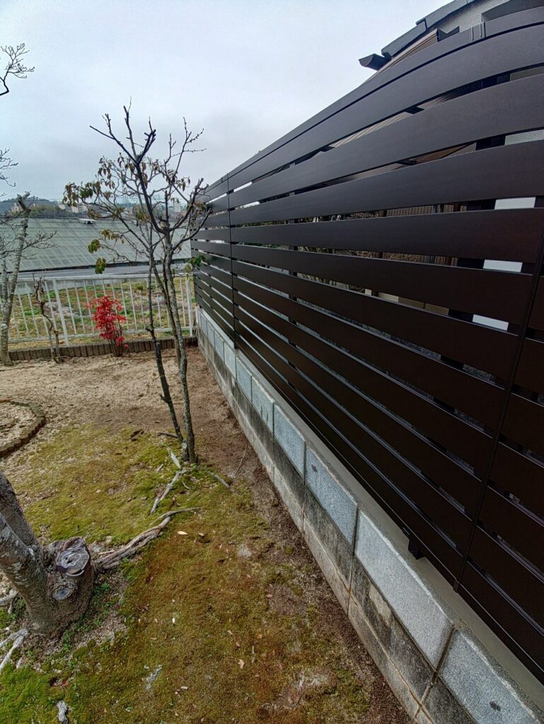 岡山市で隣家からの視線をカットするため目隠しフェンスを設置した外構