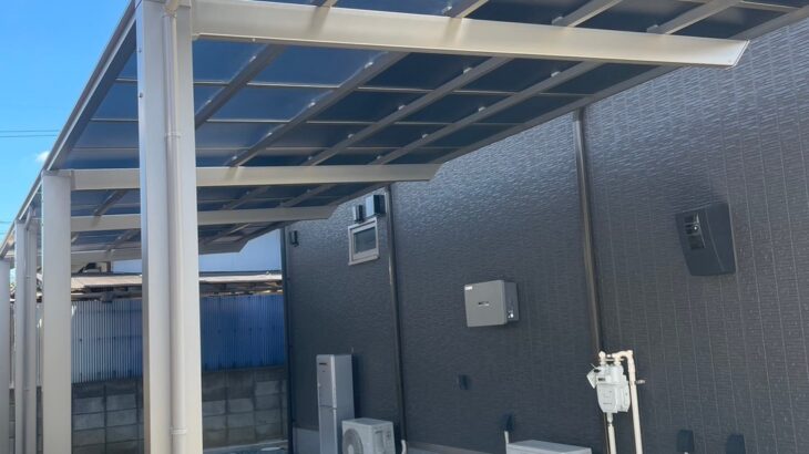 新築エクステリアで車と自転車をまとめて収納できる連棟カーポート。熱線遮断屋根で明るさを確保しつつ夏の暑さを軽減