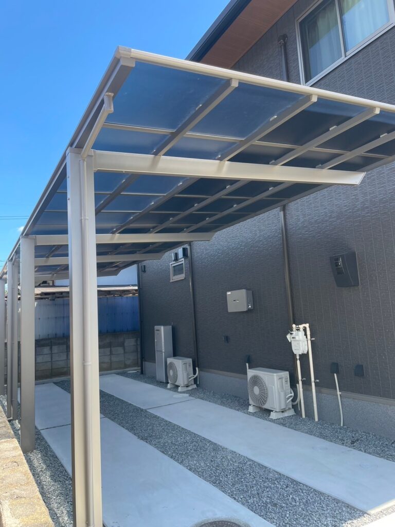 新築エクステリアで車と自転車をまとめて収納できる連棟カーポート。熱線遮断屋根で明るさを確保しつつ夏の暑さを軽減