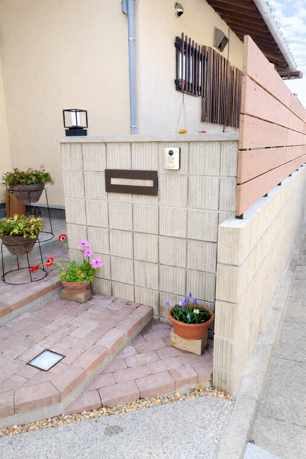 化粧ブロックの門柱にポストと門灯を組み込み、シンプルで使いやすく整えた門まわり